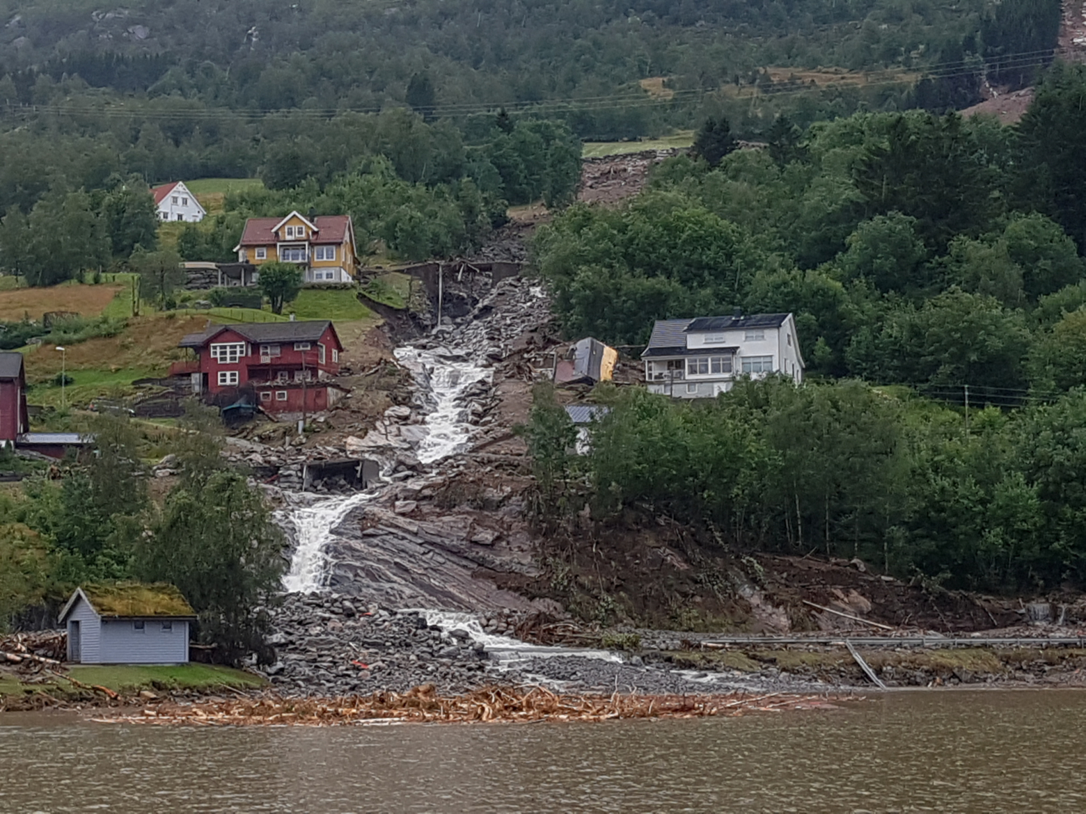 Et ras har gått tvers gjennom et boligområde, mellom to hus.